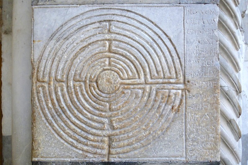 MAZE IN THE ENTRANCE PORCH OF THE DUOMO S. MARTINO, LUCCA (Keith Salvesen)